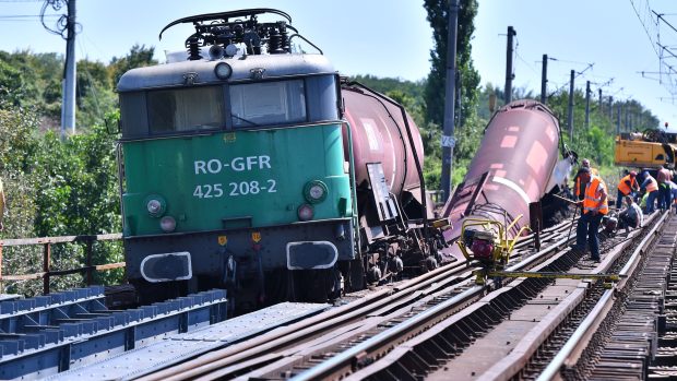 Locomotivă și două vagoane pline cu benzină, deraiate pe distanţa Roşiori – Măldăeni. Pompierii intervin pentru răcirea vagonului cisternă avariat
