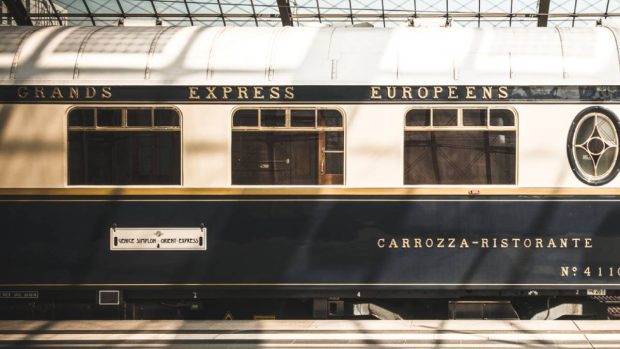 Orient Express a trecut prin Ploiești, fără să oprească în Gara de Vest. Imagini cu cel mai cunoscut tren din lume în drum spre următoarea destinație
