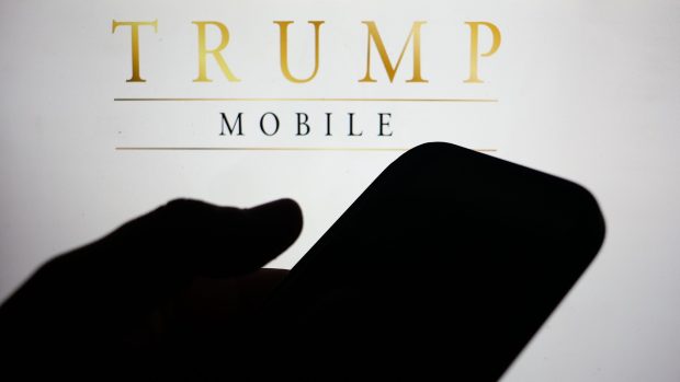 Donald Trump și-a lansat un telefon și un serviciu de telefonie mobilă. Cum arată Trump Mobile și cât costă