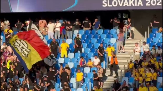 Mai mulți fani români au fost scoși de pe stadionul din Bratislava la meciul cu Spania de la Campionatul European U21. Ce s-a întâmplat