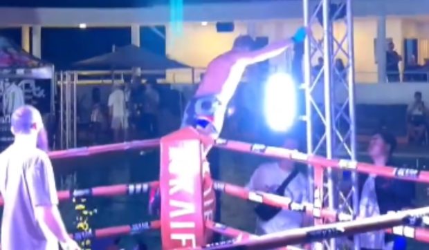 Momentul în care un boxer se electrocutează și leșină la un show cu luptători sub influența canabisului din Thailanda I VIDEO  