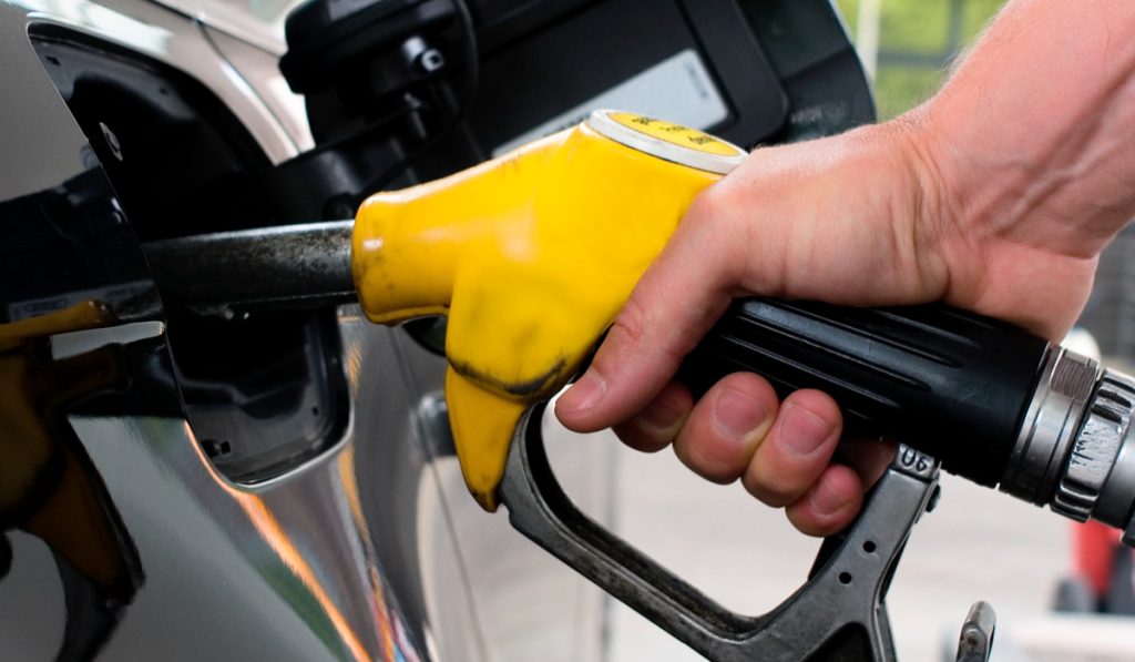 Olanda se pregătește pentru o posibilă criză alimentară: Scenarii alarmante și planuri de salvare! 1 un sofer care alimenteaza cu benzina