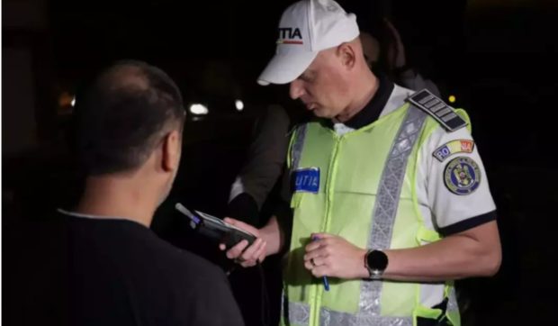 Un șofer din Brăila a băut pălincă de față cu polițiștii care l-au oprit. Avea carnetul suspendat și claxona încontinuu