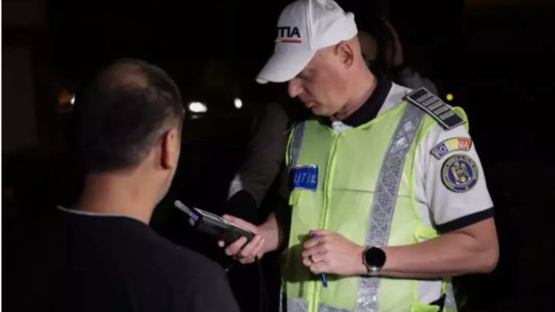 Un șofer din Hârlău i-a lăsat mască pe polițiștii de la Rutieră după ce a suflat în etilotest: „Nu, nu afișează volți!”
