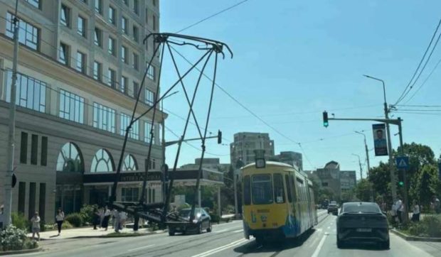 Un tramvai a rămas cu pantograful suspendat, în mers, la Iași. În ce an a fost fabricat mijlocul de transport în comun