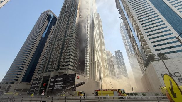 Momentul în care flăcările cuprind un zgârie-nori din Dubai. Aproape 4.000 de oameni au fost evacuați I VIDEO