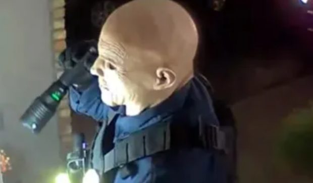 FBI publică imagini cu suspectul de crimă din Minnesota care purta o mască de latex și se dădea drept polițist