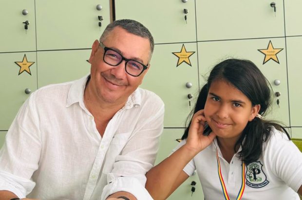 Imagine Stire Imagini noi cu Maria, fetița adoptată de Victor Ponta și Daciana Sârbu. Deși au divorțat, cei doi au apărut împreună la școala micuței | 2review.ro