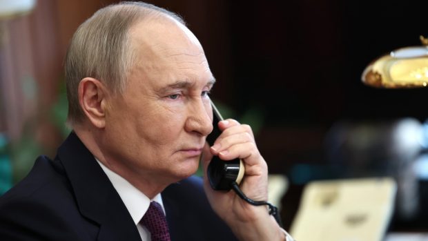 Vladimir Putin a vorbit cu Donald Trump și nu i-a plăcut că n-a auzit „o condamnare fermă” a atacului ucrainean care a distrus avioane rusești