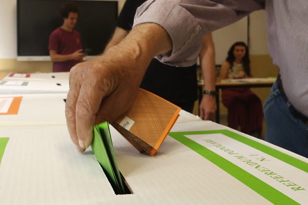 Italienii sunt așteptați la urne ca să răspundă cu „da” sau „nu” la o întrebare care a divizat țara: Giorgia Meloni refuză să se pronunțe