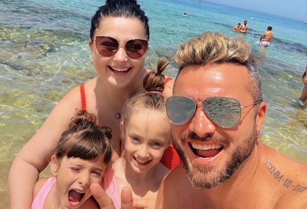 Tavi Clonda a mers la Beach, Please! fără Gabriela Cristea. Cine l-a însoțit pe artist și ce s-a întâmplat cu soția și fetele lui. „Facem așa o băiețeală”