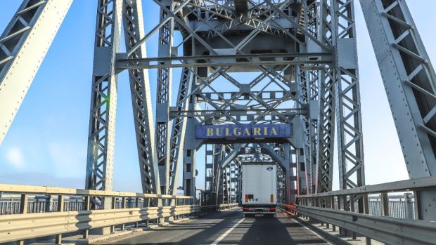 Blocaj pe podul Prieteniei Giurgiu – Ruse, după ce un autocamion s-a defectat. Rutele alternative