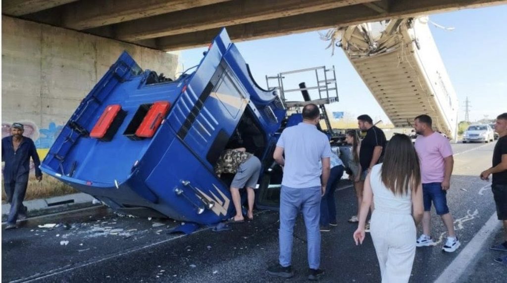 TIR în cădere! Șoferul încarcerat după un impact devastator la Sibioara! 1 51425248213195231729164007409784866881377082n