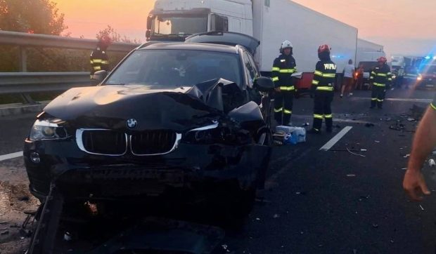 Accident grav pe A1, între Orăştie şi Simeria: şase persoane, inclusiv doi copii, rănite și un cățel speriat. Au intervenit patru ambulanțe SMURD