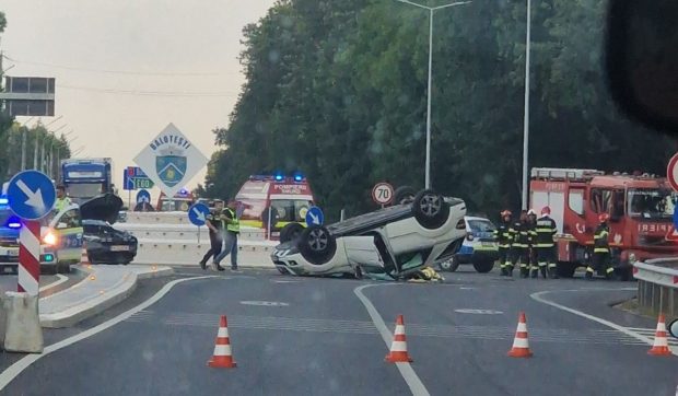„A murit de la Mercedes”, la Balotești. Șoferul unui SUV de lux răsturnat de un Logan a fost aruncat prin trapă