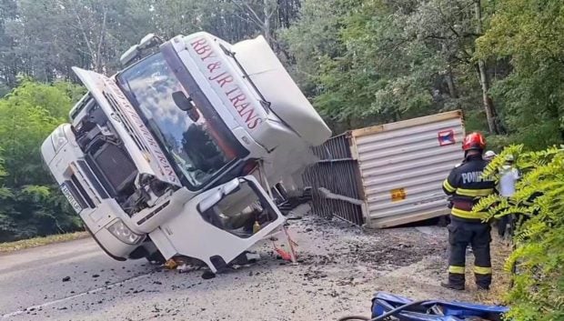 Bărbat mort în Mehedinți, după ce un container transportat de un TIR a căzut, în mers, peste mașina sa