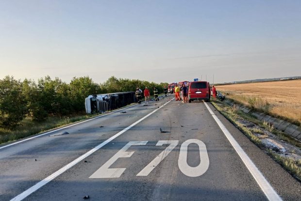 Un om a murit și alți doi au fost răniți, la Remetea Mare, în Timiș, după ce un autoturism şi două TIR-uri s-au izbit violent
