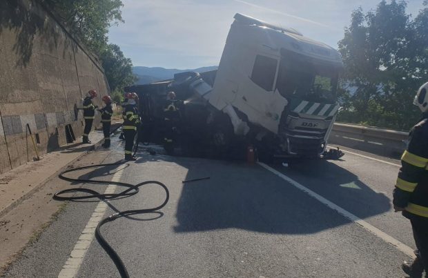 Un TIR s-a răsturnat pe DN6, la Orșova, și a blocat complet traficul: combustibilul din rezervor se scurge în Dunăre