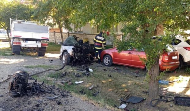 Un tânăr s-a certat cu iubita și a intrat cu 150 de km/h într-un camion, la Roșiori, în Mureș