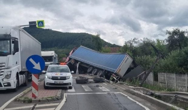 Un TIR a blocat traficul între Cluj și Oradea, după ce a lovit un parapet metalic și a doborât doi stâlpi