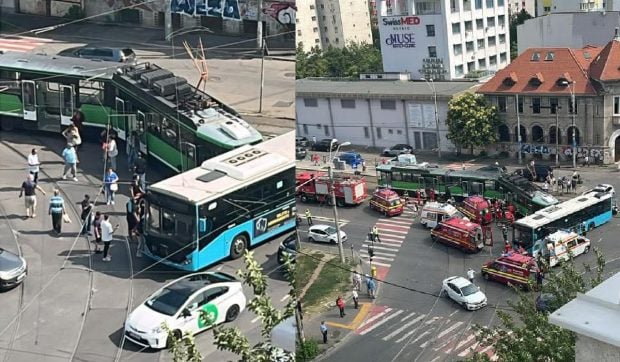 Accident între un tramvai și un autobuz STB la intersecția dintre Calea 13 Septembrie cu Strada Progresului. Cel puțin 11 persoane rănite