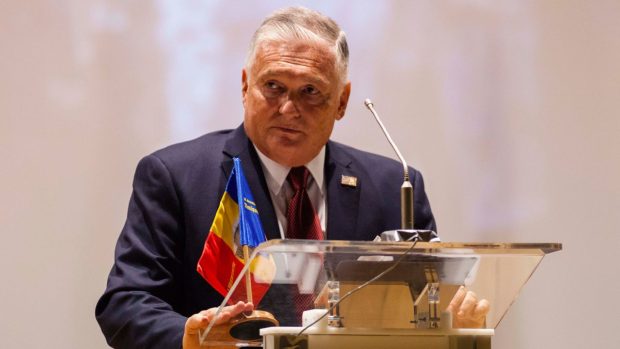 Fostul ambasador SUA, uimit de situația din companiile de stat: „Cineva se pensionează, apoi se reangajează și are două venituri. E bizar”