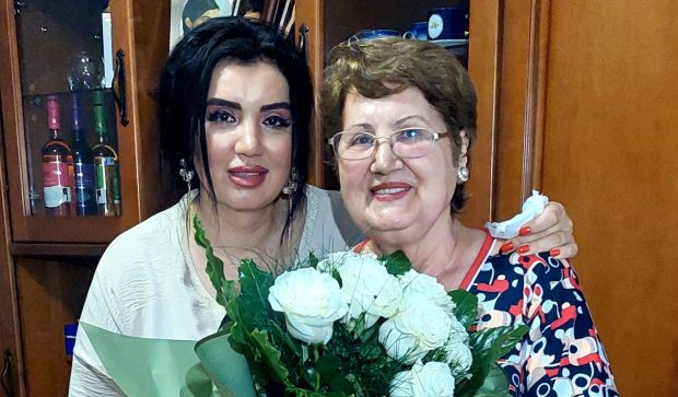 Imagine Stire Mama Adrianei Bahmuțeanu, internată în spital. „N-a mai ajuns azi la procesul unde și-a cerut dreptul să își strângă în brațe nepoții” | 2review.ro