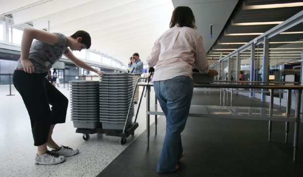 SUA renunță la regula descălțării în aeroporturi, introdusă pentru pasageri încă din 2006