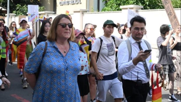 Un activist LGBTQ a făcut atac de panică la Oradea Pride: „Nu mi-au dat voie nici măcar să cumpăr apă”. Era cod roșu de caniculă