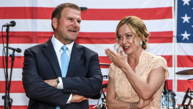 Ambasadorul trimis de Trump la Roma refuză să locuiască în reşedinţa oficială şi preferă să stea pe iahtul său, către care se deplasează zilnic cu elicopterul