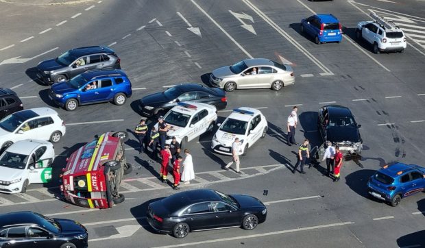 O ambulanță s-a răsturnat în mijlocul unei intersecții din București. S-a ciocnit puternic de o altă mașină, în apropiere de Palatul Parlamentului