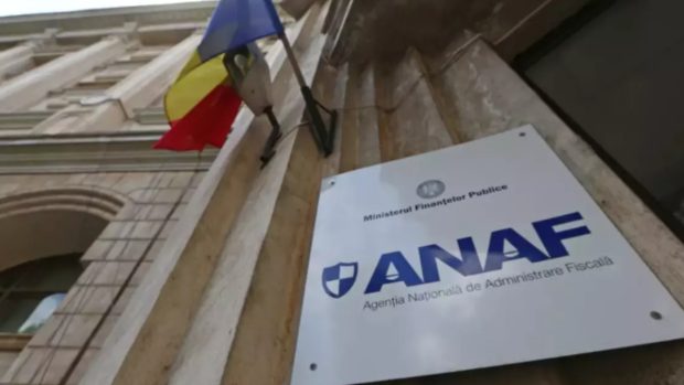 Cinci funcționari de la Fisc din București lucrau pentru firmele pe care le verificau să nu fure statul