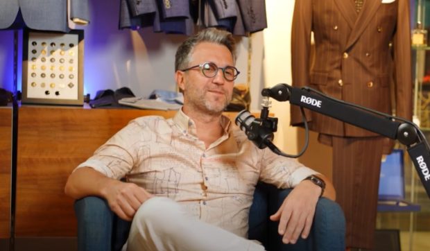 Andi Moisescu își spală și calcă singur. Prezentatorul a scăpat-o pe Olivia Steer de mai multe sarcini