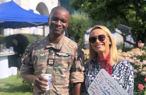 Cum a apărut îmbrăcată Andreea Esca la recepția oferită de Ambasada Franței în România. Rochia purtată de prezentatoare nu e deloc ieftină