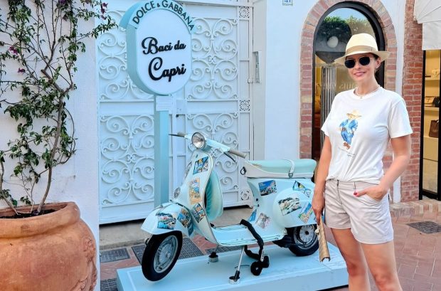 Andreea Marin a atras toate privirile pe o plajă din insula Capri. Cum s-a pozat vedeta. „Am filmat, am fotografiat, am zâmbit cu inima plină”