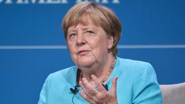 Angela Merkel spune că lui Donald Trump îi place să fie în centrul atenţiei şi povestește cum nu a vrut să dea mâna cu ea. Sfatul dat liderilor europeni
