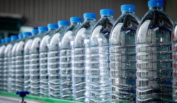 Amenzi uriașe după controale ANPC. Apă minerală expirată și sticle ținute în soare, în peste 650 de puncte de vânzare