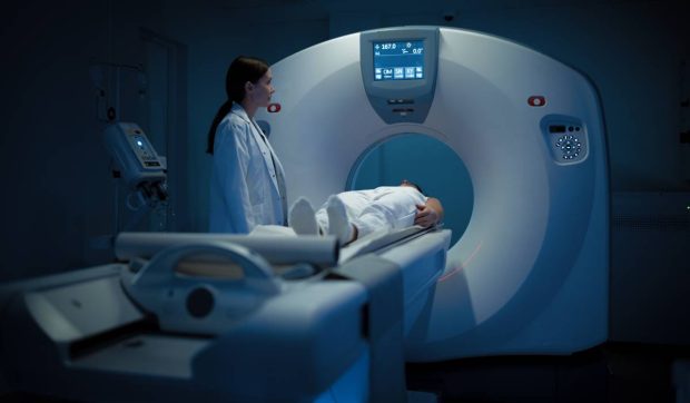Un bărbat care purta un colier metalic greu a murit după ce a fost aspirat într-un aparat RMN