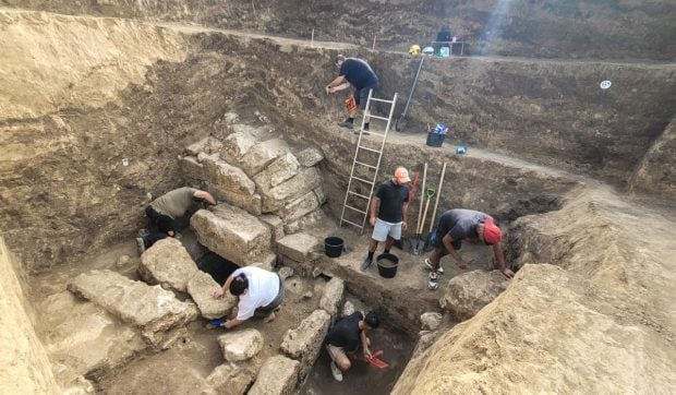 Obiecte de tezaur vechi de 2000 de ani și oasele unor copii, găsite în cavoul unei familii bogate, lângă Mangalia