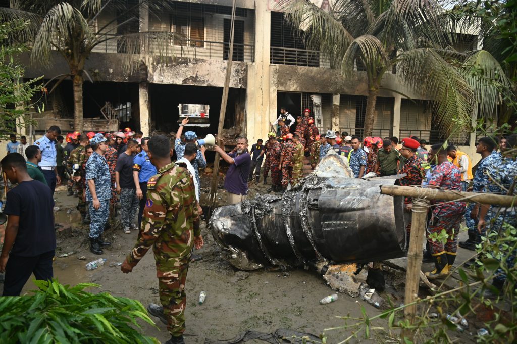 armata pompieri dhaka avion prabusit iulie 2025