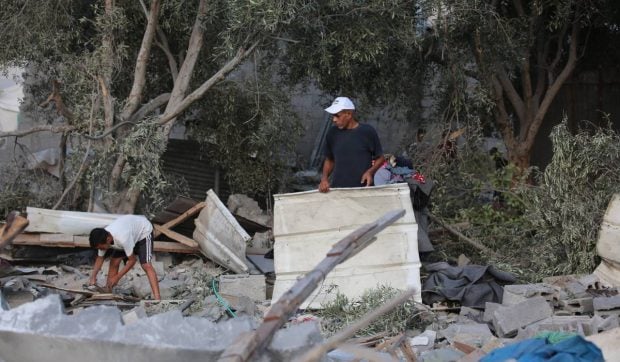Cel puțin 10 persoane, inclusiv șase copii, au murit în timp ce stăteau la coadă la apă în Gaza și au fost bombardați de armata israeliană