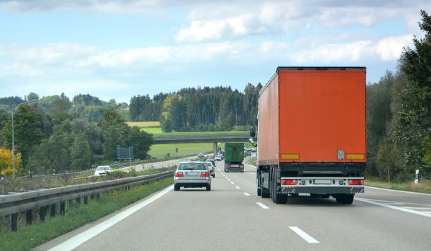 Ce a pățit un șofer român de TIR care a vrut să intre în Austria fără o roată la camion