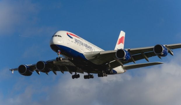 Piloții unui avion, forțați să deschidă geamurile după ce avionul s-a umplut cu „gaze toxice”