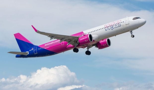 Wizz Air suspendă mai multe zboruri importante spre România, încercând să reducă din costuri