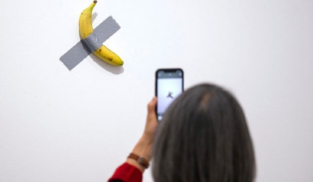Cineva a mâncat banana de 6 milioane de dolari a artistului Maurizio Cattelan – din nou