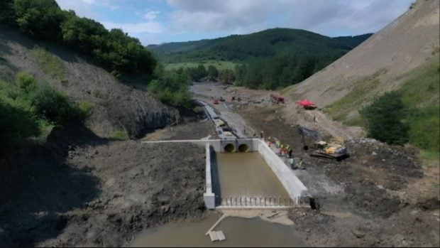 Barajul de deviere de la Praid a cedat în fața ploilor din ultimele zile, zona din jurul Salinei este din nou inundată