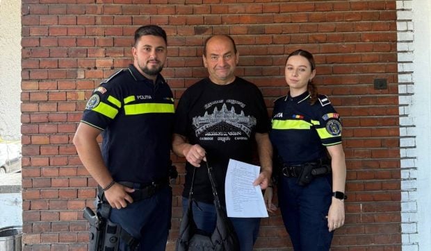 Gestul unui bărbat din Alba i-a impresionat pe polițiști. Dovada de omenie a celui care a găsit o geantă plină cu bani într-o parcare