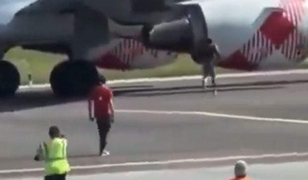 Imagini cu ultimele momente ale bărbatului care a fost aspirat de motorul unui avion, pe aeroportul din Bergamo I VIDEO   