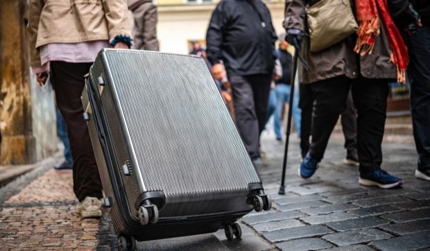Un deținut din Franța a evadat ca-n filme, îndesat într-o geantă, ascuns printre hainele colegului de celulă