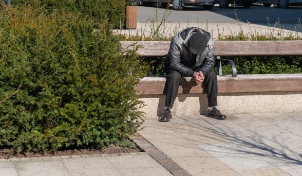 De la dormit pe străzi, la două mastere: povestea tânărului care conduce o cafenea pentru persoanele fără adăpost